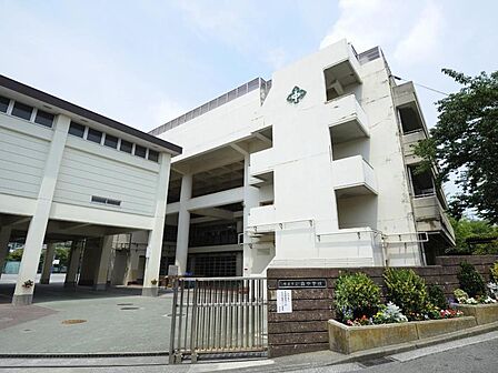 横浜市立森中学校 1400m 徒歩18分。中学生の体力づくりにはぴったりの距離かもしれませんね。