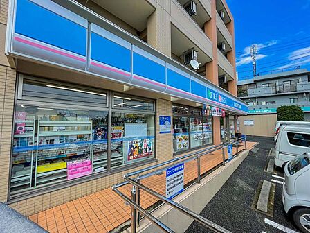ローソン横浜神大寺一丁目店 270m お手軽に食べれる食品や日用品雑貨などを扱う便利なコンビニ。