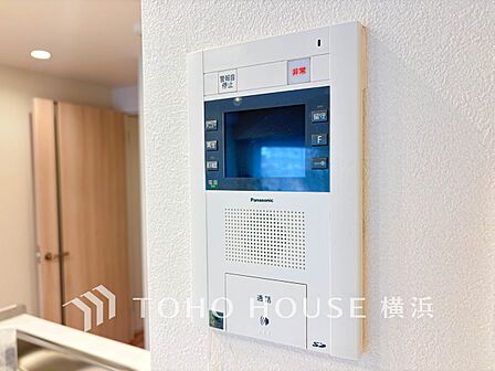 誰が来てもわかる様にモニター付きインターホンを設置。快適と安らぎを合わせた優しい設計。