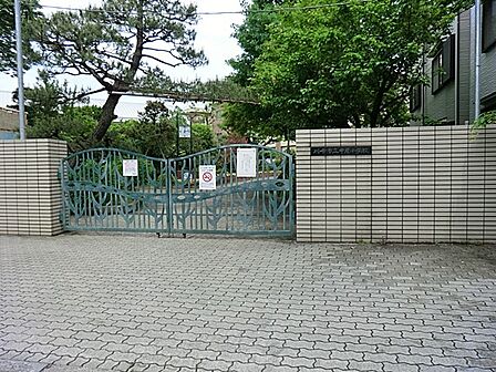 川崎市立中原小学校 180m 徒歩3分。小学校が近いのは子育てファミリーにもおすすめのポイント。