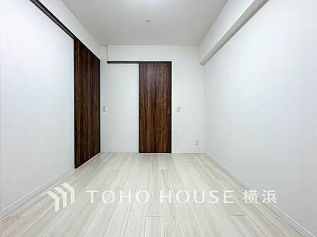 一日の疲れをいやしてくれる寝室。時を忘れて過ごす場所として過ごせるお部屋。