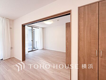 一日の疲れをいやしてくれる寝室。時を忘れて過ごす場所として過ごせるお部屋。