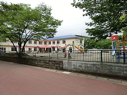 あけぼの幼稚園　400m　異年齢の子供どおしの関わりを多く持てるよう、年中・年長を一緒にしたクラス編成になっています。 
