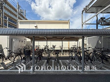 屋根付きの駐輪スペースは、雨風から大事な愛車を守ってくれます。