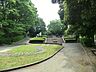 周辺：竹山中公園　600m　お子様に優しい遊具の他樹林を楽しむ散策エリア、玉石を素足で歩いてツボを刺激できる健康歩道があります。 