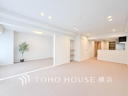 忙しい朝でも、しっかり家族が揃って食事をして頂けるゆとりある大きさのダイニングスペース。