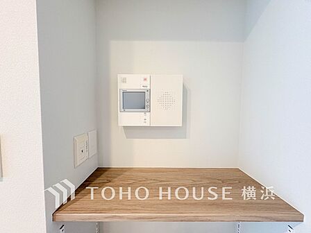 誰が来てもわかる様にモニター付きインターホンを設置。快適と安らぎを合わせた優しい設計。
