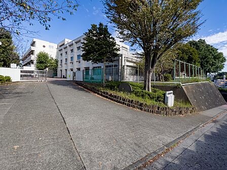 横浜市立平戸中学校 1100m 徒歩14分。部活などで帰りが遅くなっても安心の距離感です。