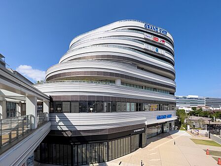 GRAND SHIP 40m 大船駅笠間口直結のショッピングモール。大型客船のようなシルエットの外観が印象的です。