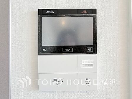【カラーモニター付インターホン】 「見える安心」をカタチにしました。誰が来てもわかる様にモニター付きインターホンを設置。