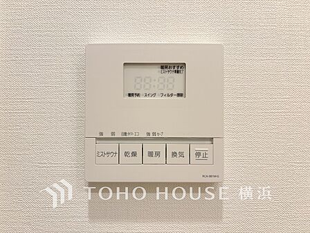 【浴室換気乾燥暖房機】 換気機能をはじめ、夜間や雨天時の衣類乾燥に便利な乾燥機能、暖房機能も搭載。