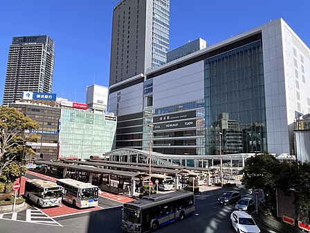 横浜駅 240m ビッグターミナル『横浜』駅は、ビジネス・ショッピング・観光においても中心的役割を担う駅。