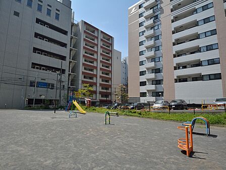 鶴屋町公園 240m マンション群の中にある公園。たくさんのマンションに囲まれているので、ここにくればお友達ができるかも。
