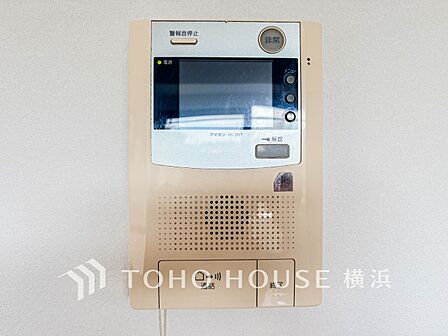 誰が来てもわかる様にモニター付きインターホンを設置。快適と安らぎを合わせた優しい設計。