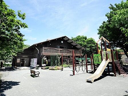 永田みなみ台公園 900m 広く野球やサッカーを楽しめる広場やログハウスのある公園です。放課後は小学生が楽しく遊んでいます。