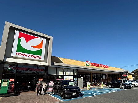 ヨークフーズ六浦店 140m 首都圏を中心に展開するセブンアンドアイグループが展開する食品スーパー。お肉やお野菜もお安く提供。