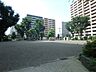 周辺：新横浜第一公園　400m　木陰もあり、ゆったりとしたひとときを過ごせる公園です。トイレも併設されています。 