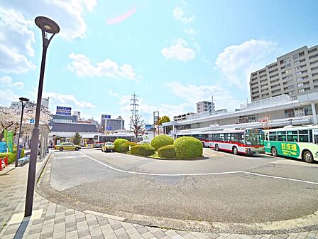 東急田園都市線「鷺沼」駅　720m　急行停車駅。渋谷駅までの所要時間は急行乗車で約19分。 