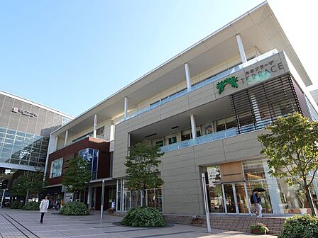たまプラーザテラス　2200m　たまプラーザ駅直結のショッピングエリア。ファッション、インテリア雑貨などお洒落なお店が揃います。 