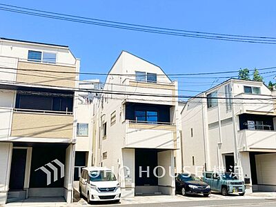 外観：爽やかな青空の下に贅沢なほどに降り注ぐ陽光、豊かな居住性と、クオリティが見事に調和した住空間。