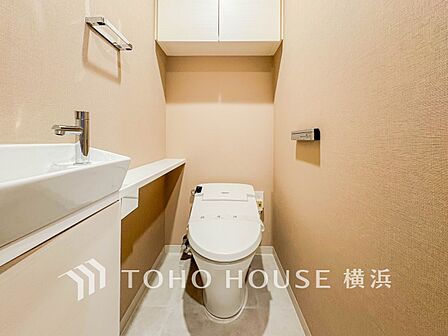 清潔感溢れるトイレ。落ち着いた空間で安らぎのひとときをお過ごしいただけます。