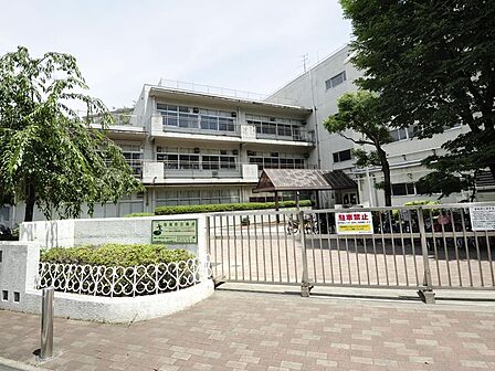 横浜市立北方小学校 280m 徒歩4分。小学校が近いのは子育てファミリーにもおすすめのポイント。