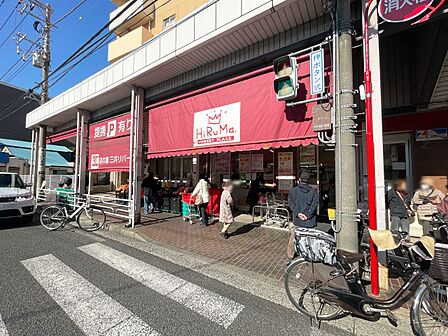 ヒルママーケットプレイス本牧店　300m　毎日のお買い物にも便利な徒歩約4分の距離。暮らしやすさが整うエリア。 