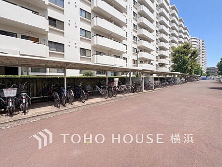 屋根付きの駐輪スペースは、雨風から大事な愛車を守ってくれます。