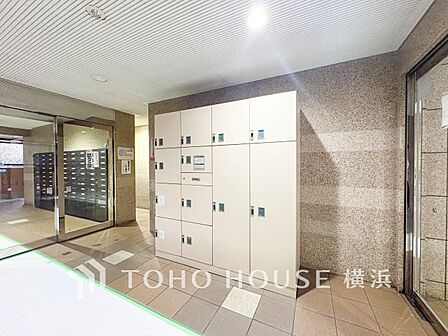 普段留守がちなご家族にも安心な宅配ボックスを完備。再配達を頼む手間を省ける嬉しい設備です。