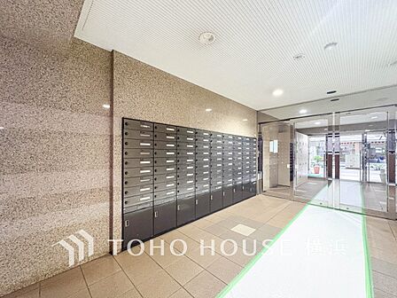 ゆとりあるエントランスロビーはお待ち合わせなどに便利。