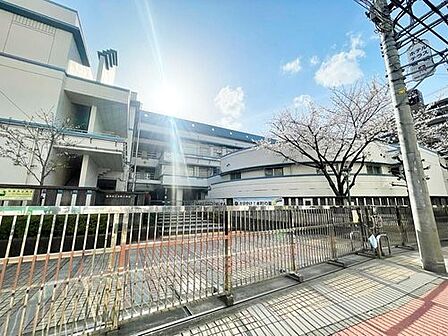 横浜市立本町小学校　700m　徒9分。小学校が近いのは子育てファミリーにもおすすめのポイント。 