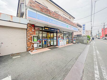 ローソン鶴見市場店 500m 24時間営業。近くにあるとちょっとした買い物にも便利ですね。