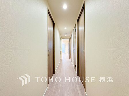 清潔感漂う廊下。各お部屋をつなぐ主要空間として美しく存在しています。