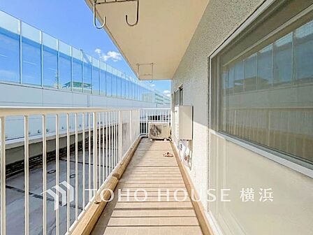 太陽の恵みをたっぷりと受けて、洗濯物も気持ちよく干せそうです。