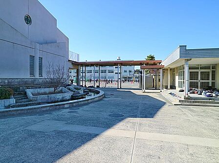 横浜市立大綱中学校 400m 徒歩5分。部活などで帰りが遅くなっても安心の距離です。