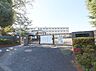 周辺：横浜市立中川小学校　300m　徒歩4分。小学校が近いのは子育てファミリーにもおすすめのポイントです。 