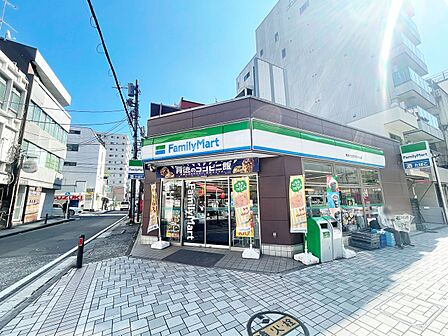 ファミリーマート横浜イセザキモール店 170m ちょっとしたお買い物や支払い、宅急便の発送などに便利なコンビニエンスストア。近くにあると助かります。