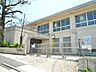 周辺：横浜市立菊名小学校　800m　徒歩10分。小学校が近いのは子育てファミリーにもおすすめのポイント。 