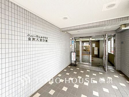 お客様をお迎えする玄関は落ち着いた雰囲気です。