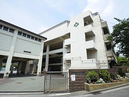 横浜市立森中学校　750m　徒歩10分。部活などで帰りが遅くなっても安心の距離です。 