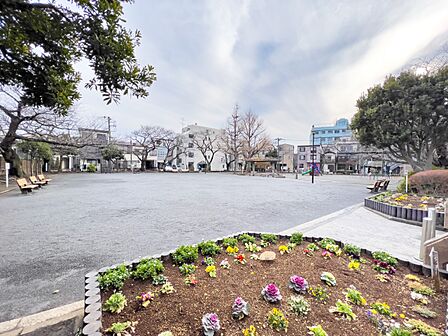 浜松町公園 30m マンション隣接の公園。大きな桜の木に囲まれた公園です。お子様が楽しめる遊具が揃っています。