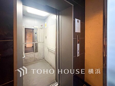 大きな荷物やお買い物帰りの重い荷物にも安心のエレベーター。