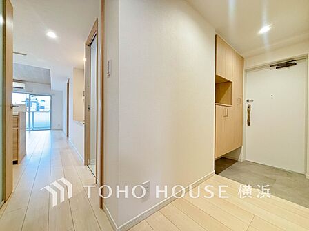 上質感漂う玄関と廊下。居住者の帰り、訪れる方を優しく迎える・安らぎに満ちた生活空間を予感させます。