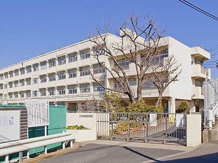 横浜市立篠原中学校 1300m 徒歩17分。中学生の体力づくりにはぴったりの距離かもしれませんね。