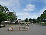 周辺：本郷台中央公園　500m　遊具はあまり多くないですが芝生がきれいに手入れされた気持ちの良い公園です。 