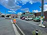 周辺：ファミリーマート大岡五丁目店　400m　オリジナルブランド商品やホットスナック・コーヒーも人気です。 