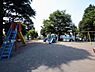 周辺：高田第四公園　350m　下段広場と上段の遊び場が分割され、スロープで連絡しています。緑が多く木陰もあります。 