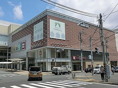 たまプラーザテラス 1400m たまプラーザ駅直結のショッピングエリア。ファッション、インテリア雑貨などお洒落なお店が揃います。