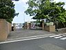 周辺：さゆり幼稚園　700m　緑に囲まれた環境の中で保育を行っています。保育時間前に8時より朝預かり保育があります。 