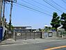 周辺：三陽幼稚園　500m　週に3回給食で、温かな食事が食べられます。全部で7つの充実した課外教室を実施しています。 
